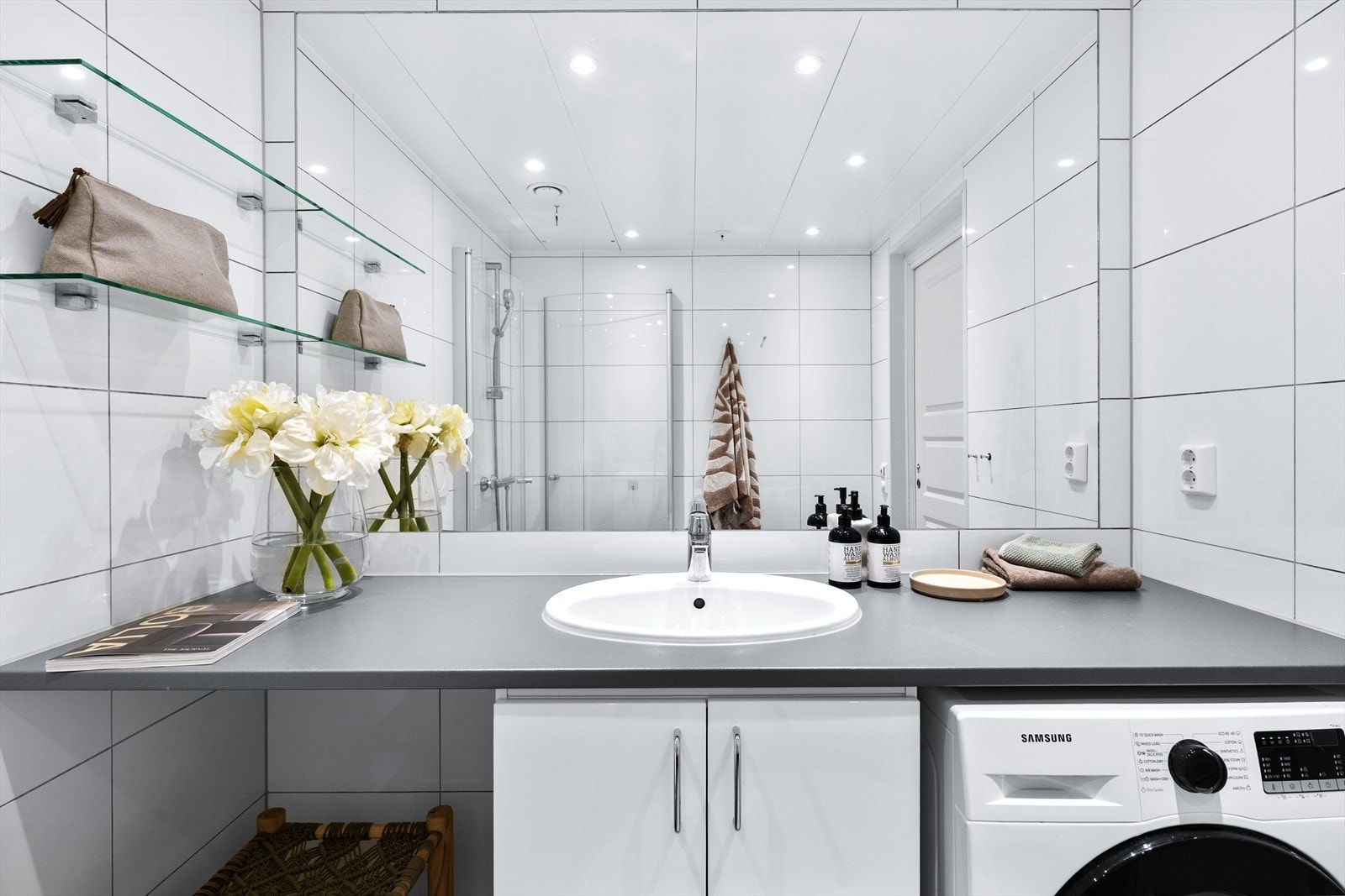 Badet oppleves svært praktisk og funksjonelt, og er videre utstyrt med veggmontert toalett og dusjhjørne med innfellbare glassdører. Det er selvfølgelig behagelig varme i gulv. Galleribilde
