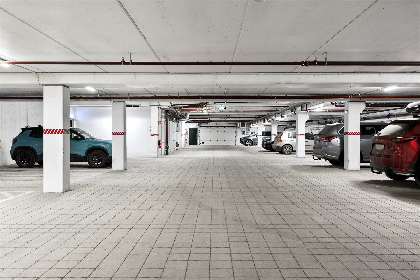 Med leiligheten følger ekstern bod i kjeller og parkeringsplass i garasjekjeller. Galleribilde