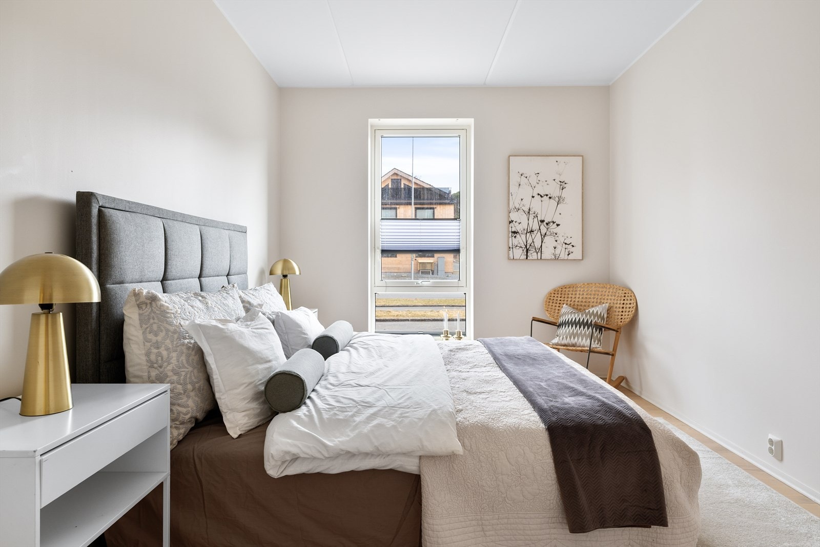 Et av soverommene ligger i tilknytning til entré, og i nærhet til badet. Rommenes gode størrelse og utforming, gir frihet med hensyn til møblering. Galleribilde
