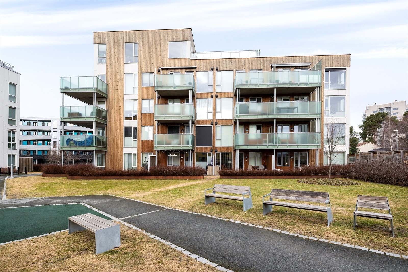 Som en del av sameiet Lade Allé Extra har beboerne den unike gleden av å kunne benytte felles treningsrom, utleiehybel og fellesareal innredet med flere sitteplasser. Galleribilde
