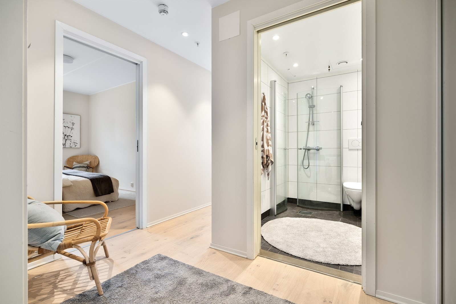 Rommet er en god illustrasjon av leilighetens moderne stiluttrykk innredet med flott 1-stavs parkett på gulv og med lyse slette overflater på vegg. Det hele er fremhevet av velplasserte downlights i himling. Galleribilde