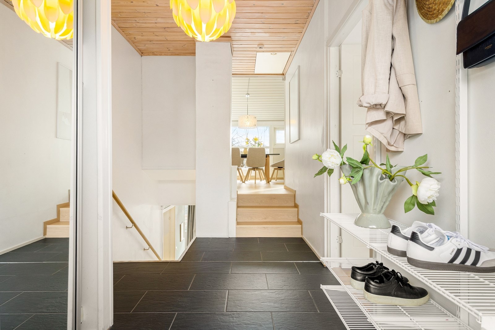 I gangen har du praktisk skyvedørsgarderobe som gjør det enkelt å holde det ryddig og rent. Galleribilde