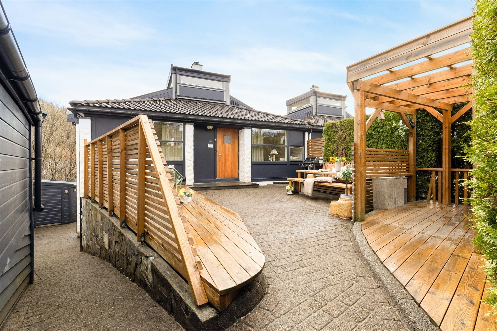 På framsiden av boligen har du en uteplass på 13,5 m². Galleribilde