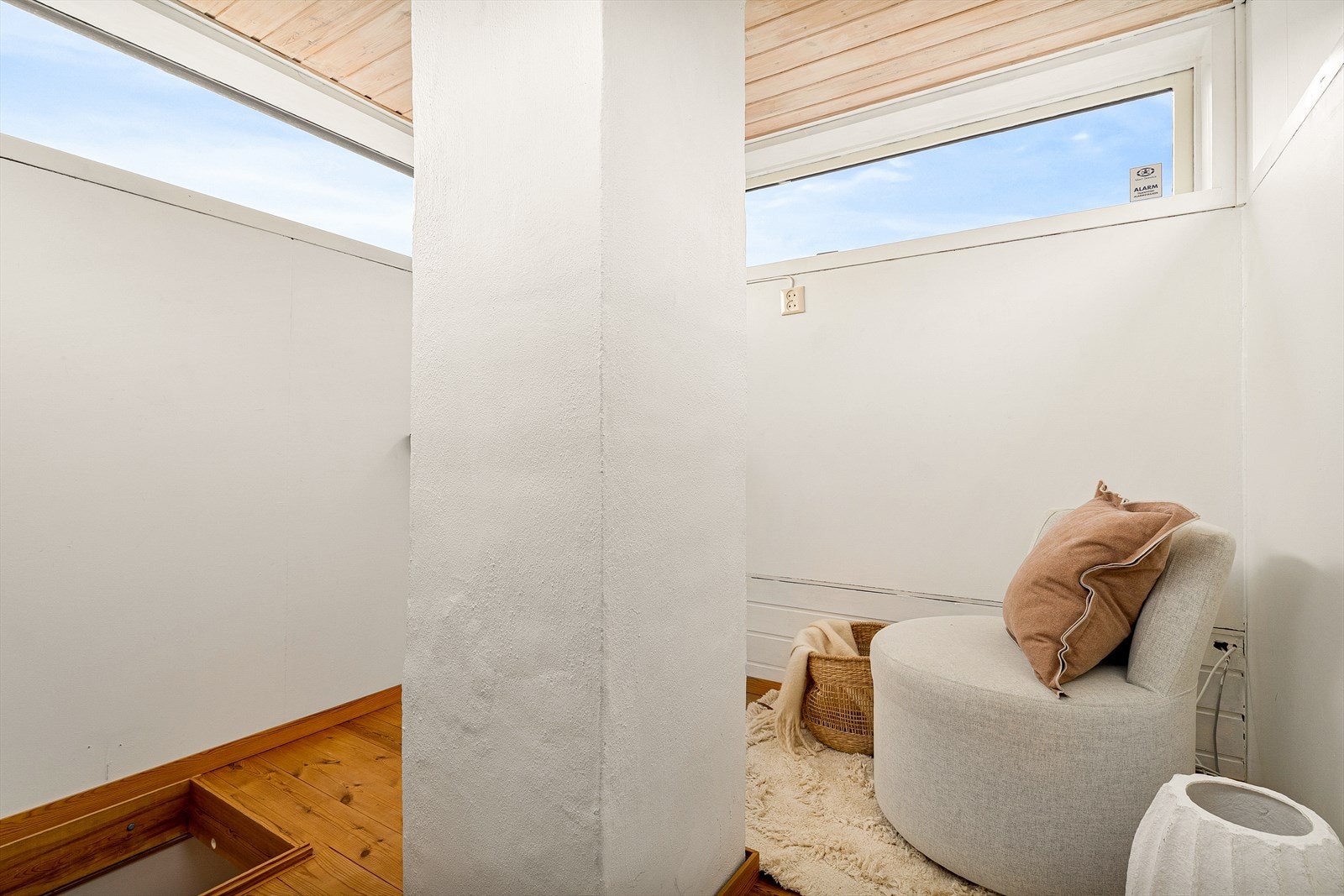 Fra stuen har du tilgang til en hems på 5,4 m² som kan brukes som kontor eller bod. Galleribilde