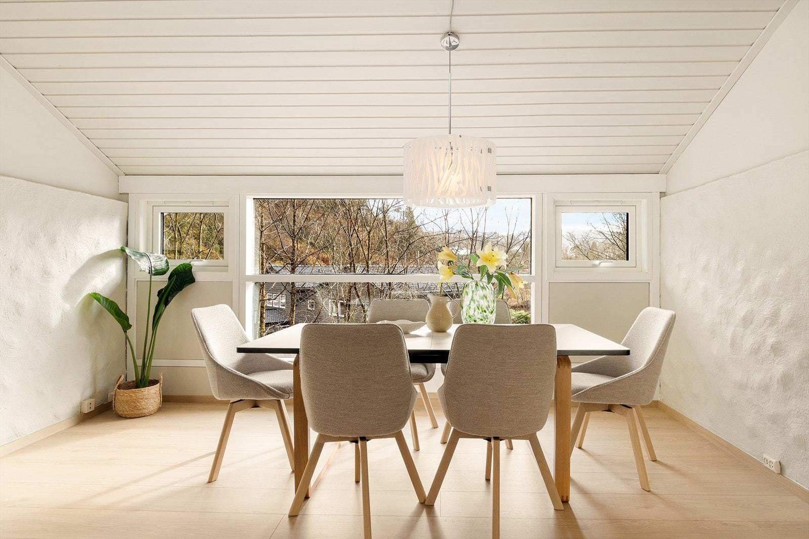Leiligheten har store vinduer i front som slipper inn rikelig med naturlig lys. Galleribilde