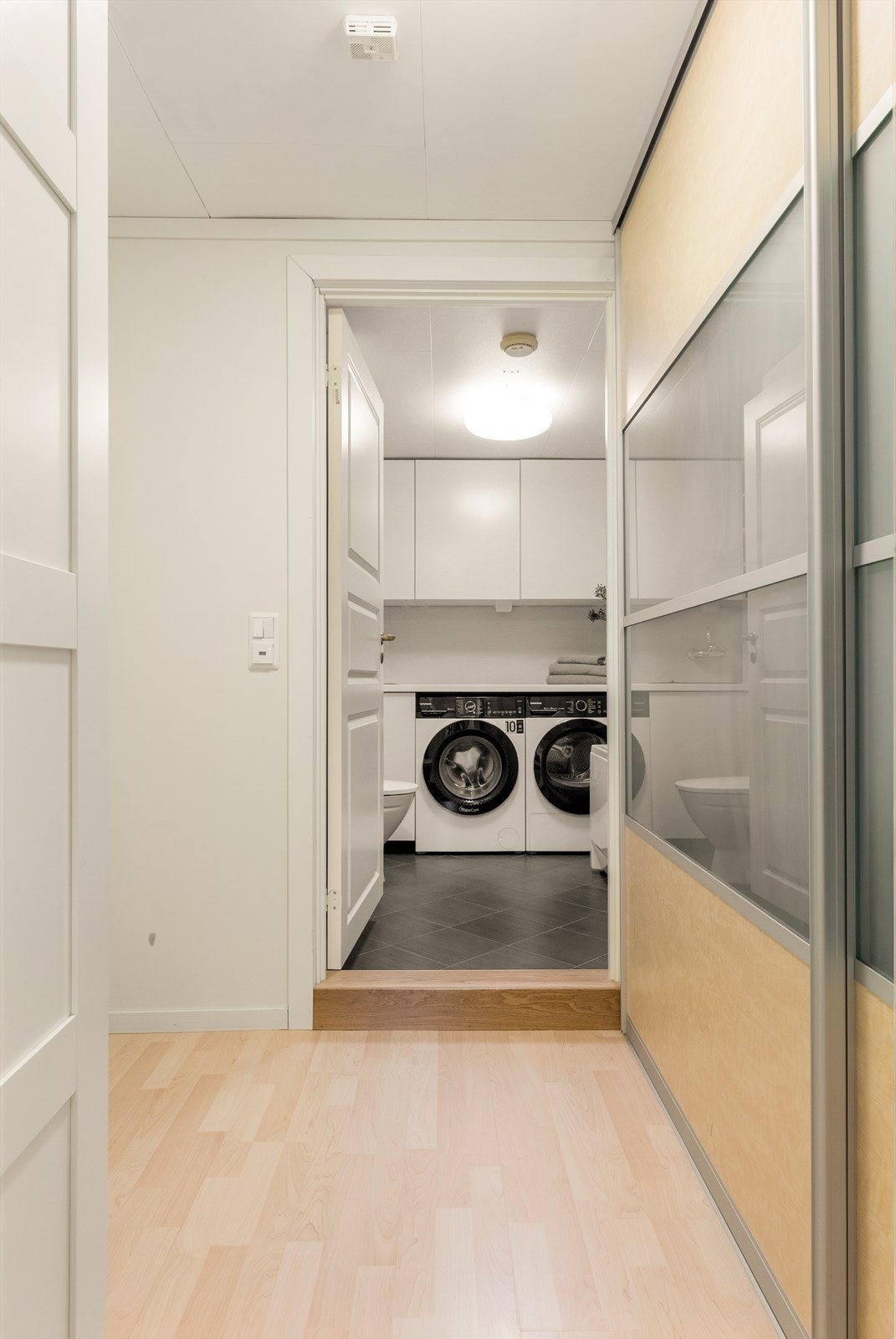 I gangen i underetasjen har du praktisk skyvedørsgarderobe med god plass til oppbevaring. Galleribilde
