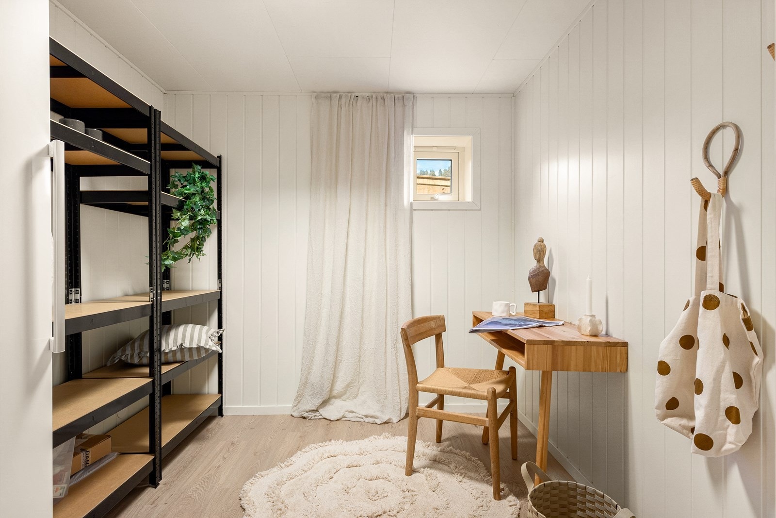 Boden er i dag innredet som et kontor og måler til 6,3 m². Galleribilde