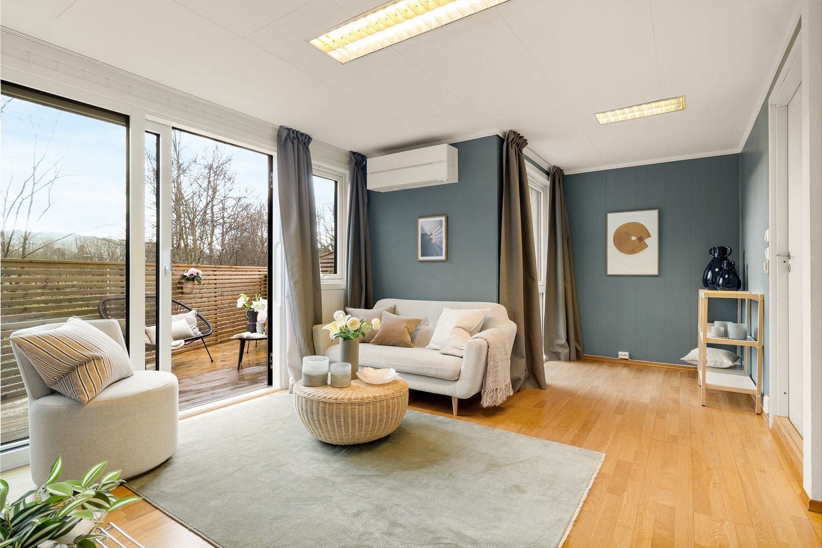 Stuen er malt i duse og behagelige farger og har god plass til å innrede i ulike soner. Galleribilde