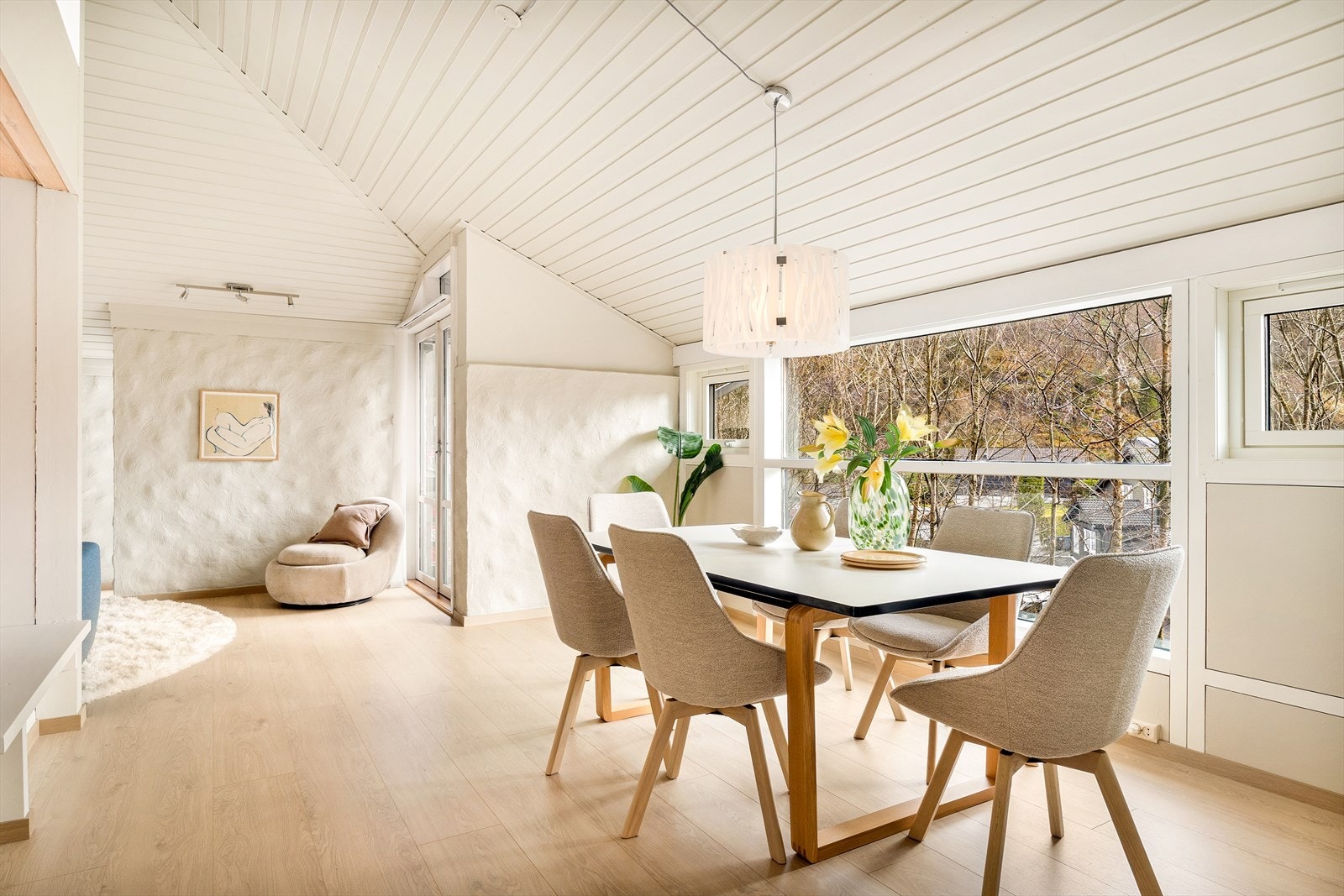 Lys stue med nøytrale farger som gir et tidløst uttrykk og god romfølelse. Galleribilde