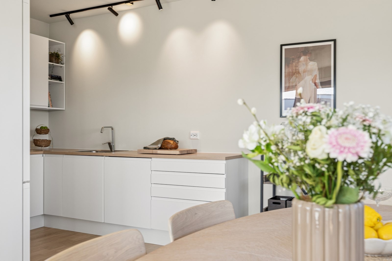 Kjøkkenventilator med avtrekk ut sikrer godt inneklima under matlagingen. Hele boligen har balansert ventilasjon. Galleribilde