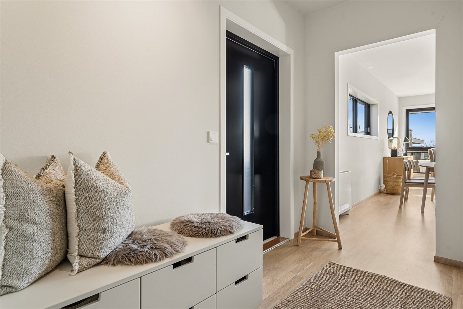 Entréen har parkett på gulvet og en brannklassifisert ytterdør som gir en trygg velkomst. Galleribilde