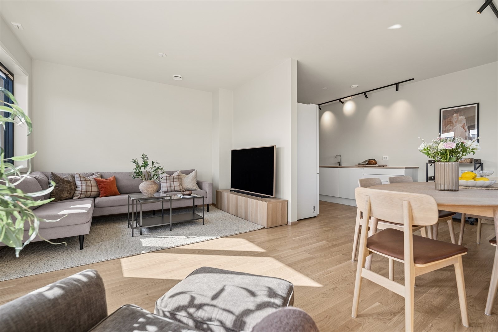 En sosial og åpen planløsning binder stue, spisestue og kjøkken sammen til et allsidig oppholdsrom. Galleribilde