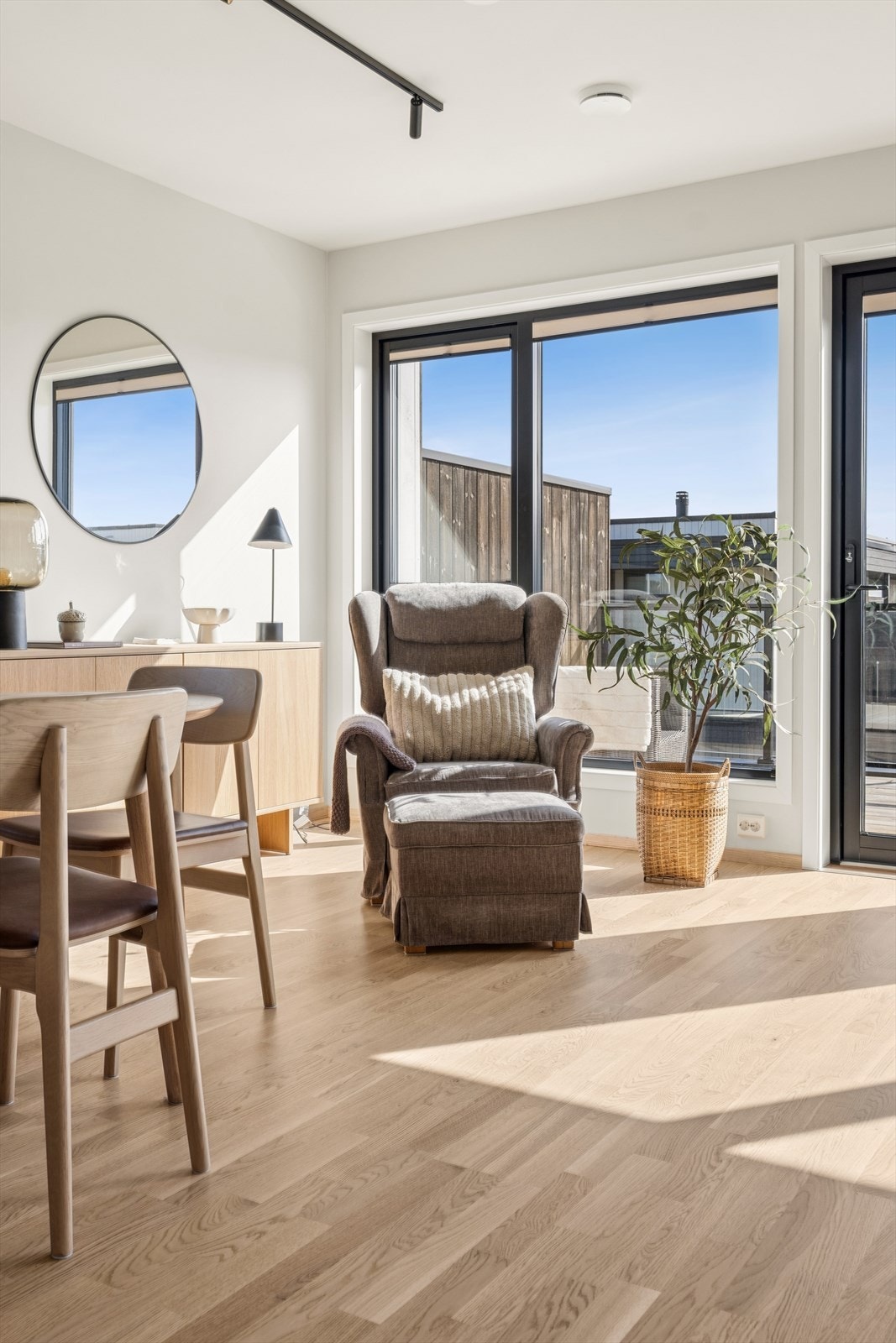 Fra stuen er det direkte utgang til balkongen via en malt balkongdør i tre. Galleribilde