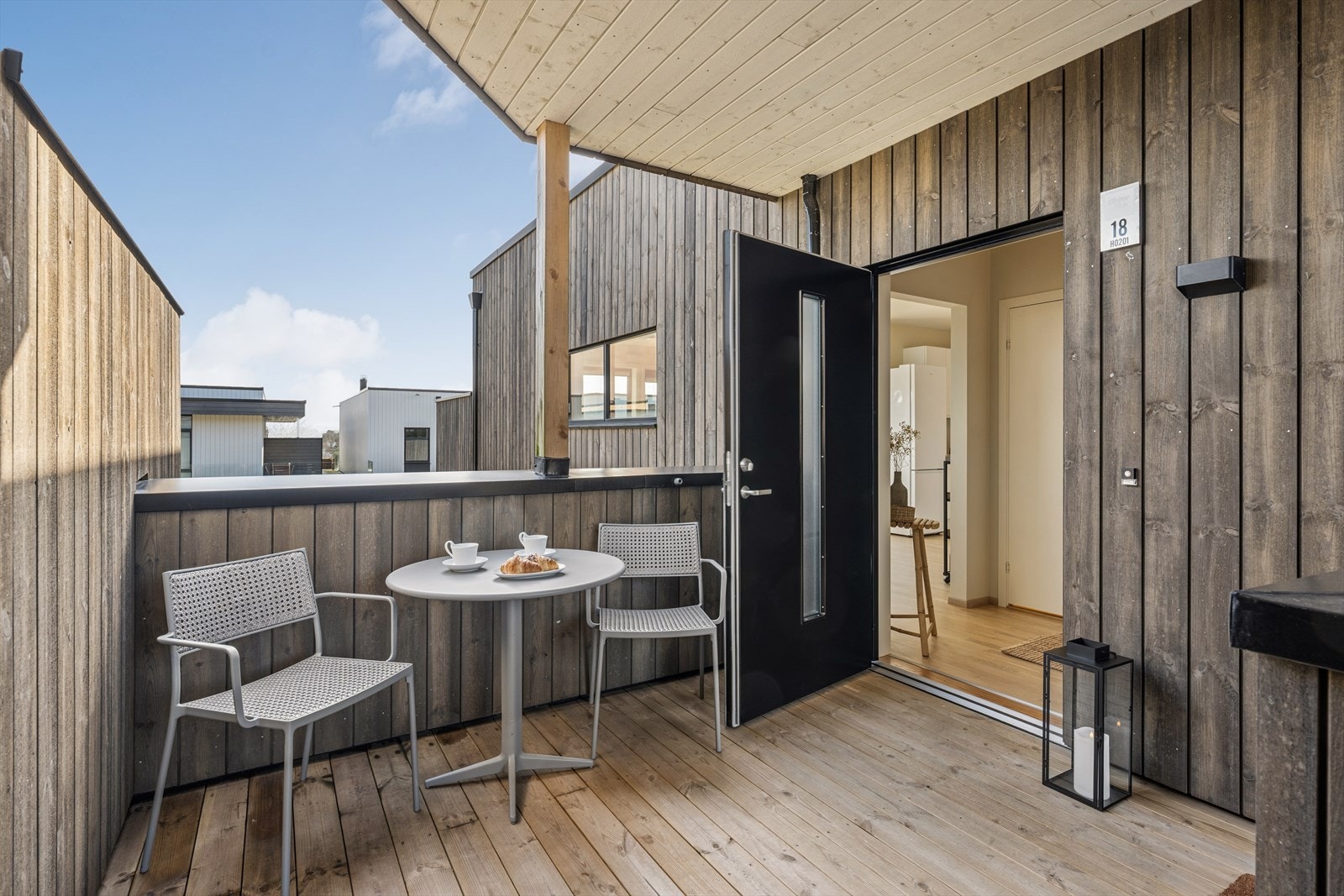 Leiligheten har egen inngang via en felles utvendig trapp. Fast parkeringsplass i carport og en bod på 5 m² medfølger. Galleribilde