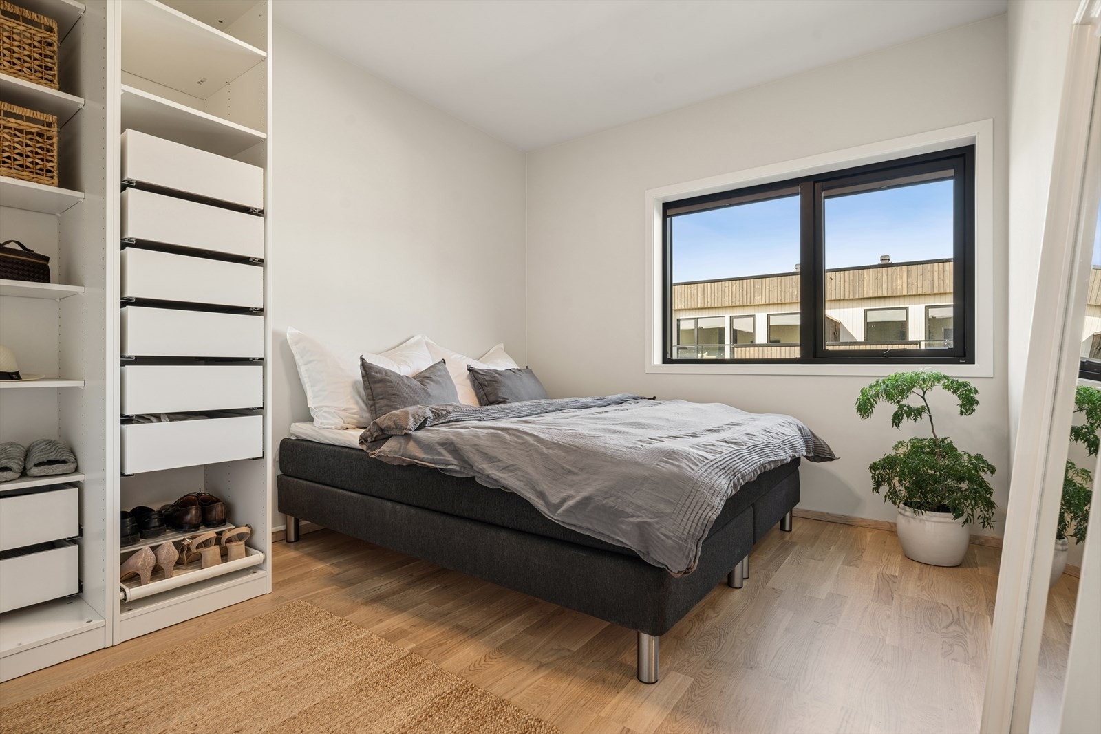 Leiligheten har to soverom. Hovedsoverommet har god plass til dobbeltseng og garderobeløsning. Galleribilde