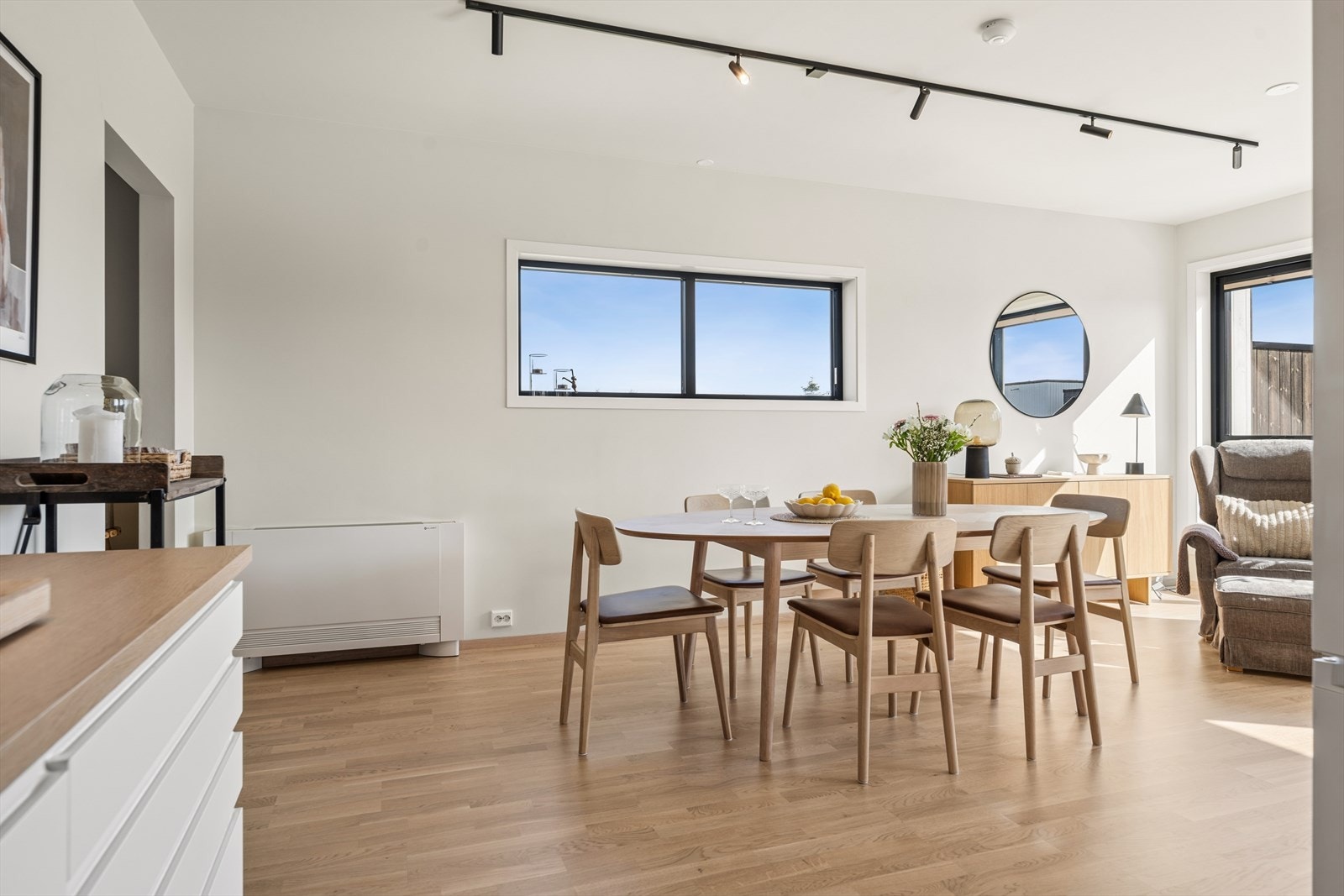 Spisestuen har plass til et stort spisebord. Viftekonvektoren for den vannbårnevarmen er plassert her. Galleribilde