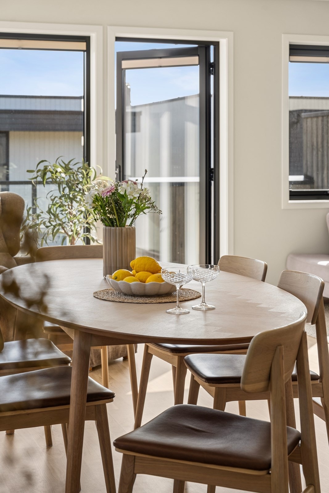 Spiseplassen er plassert i nærheten av utgangen til balkongen. Galleribilde