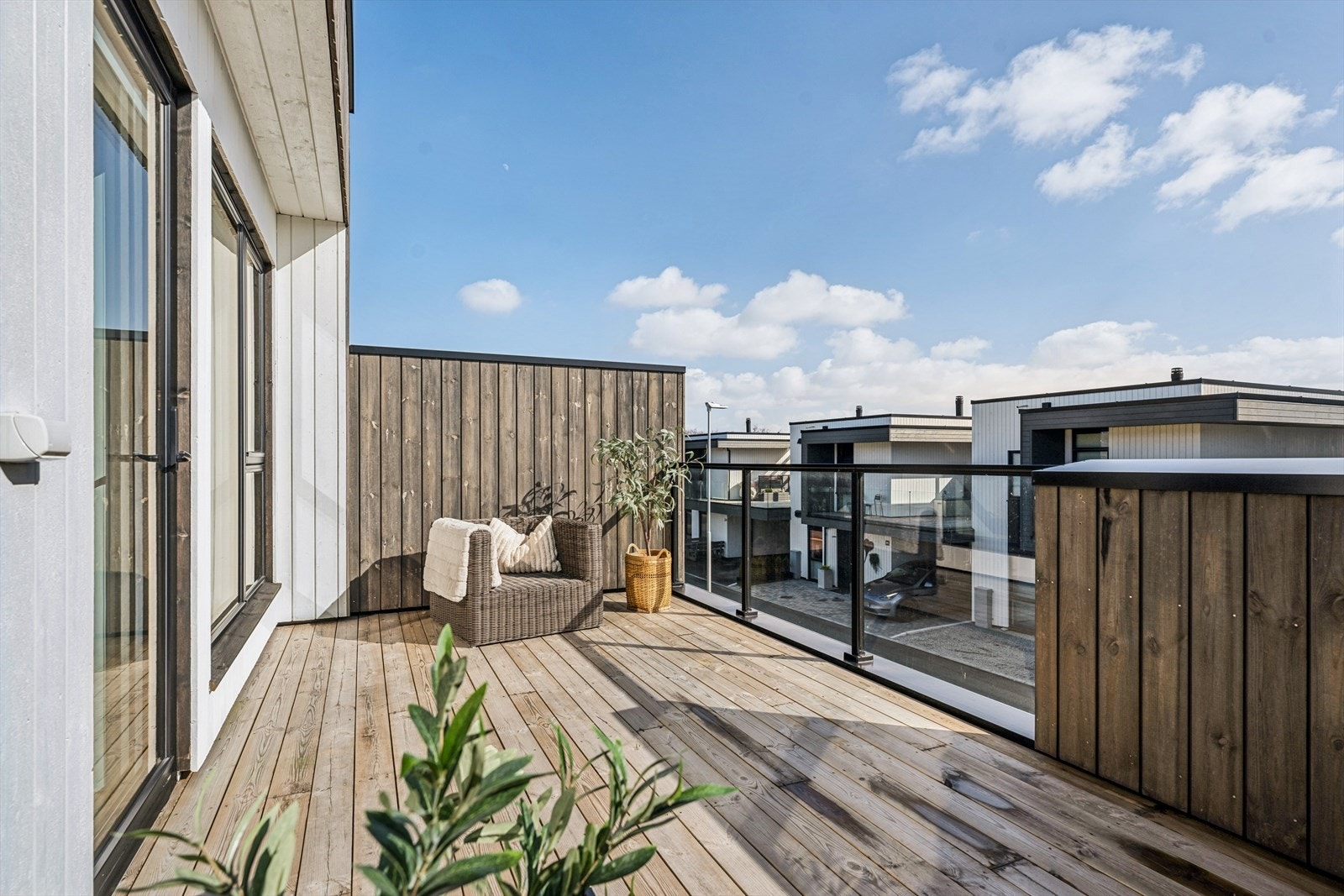 En romslig balkong på 15 m² utvider leilighetens sosiale sone. Galleribilde