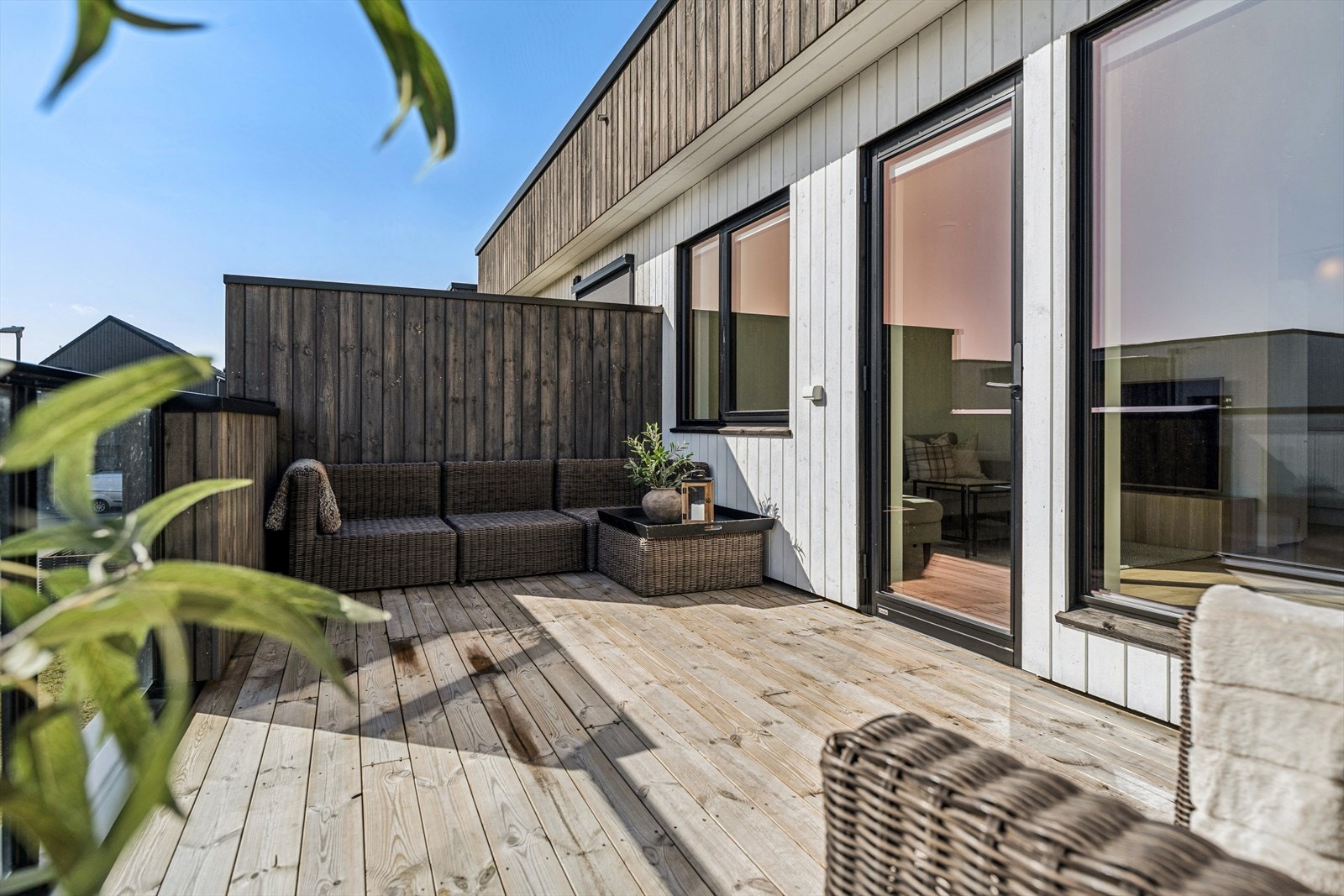 Balkongen har god plass til både sittegruppe og annen møblering. Galleribilde