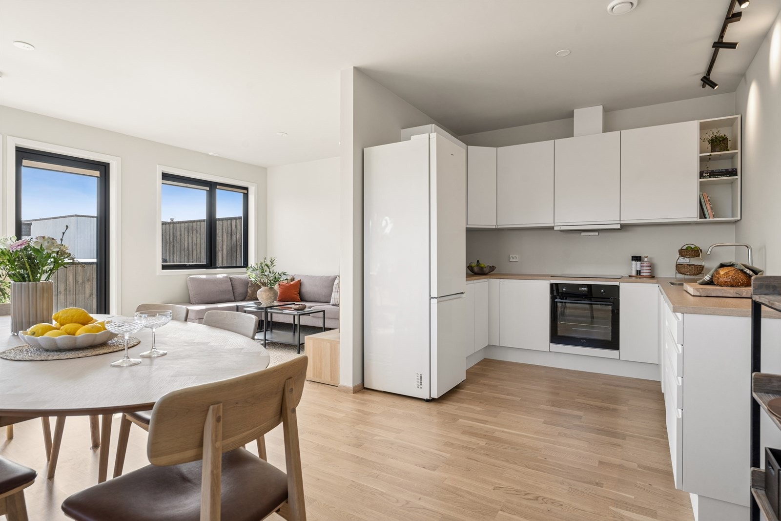 Kjøkkenet fra Aubo har en praktisk plassering i den åpne løsningen, med nærhet til både spiseplass og stue. Galleribilde