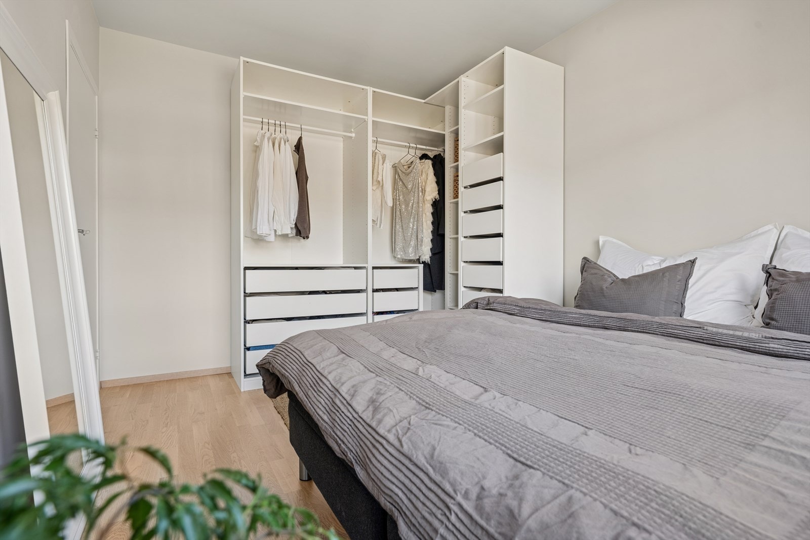 En åpen garderobeløsning gir rikelig med oppbevaringsplass og god oversikt. Galleribilde