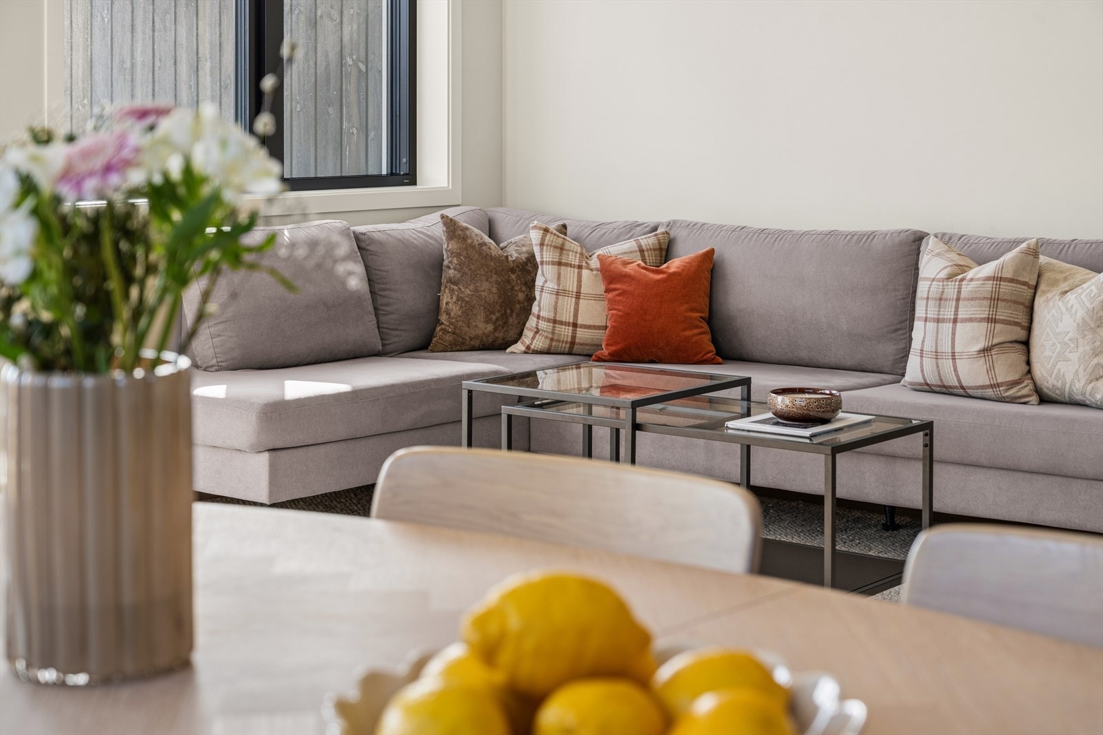 Gjennomgående materialvalg som parkett på gulv og malte plater på vegger skaper et helhetlig uttrykk. Galleribilde