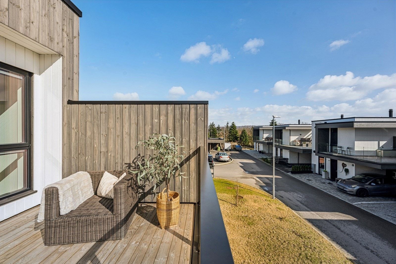 Fra boligen er det kun fire minutters gange til nærmeste dagligvarebutikk, Coop Extra Kåsen. Galleribilde