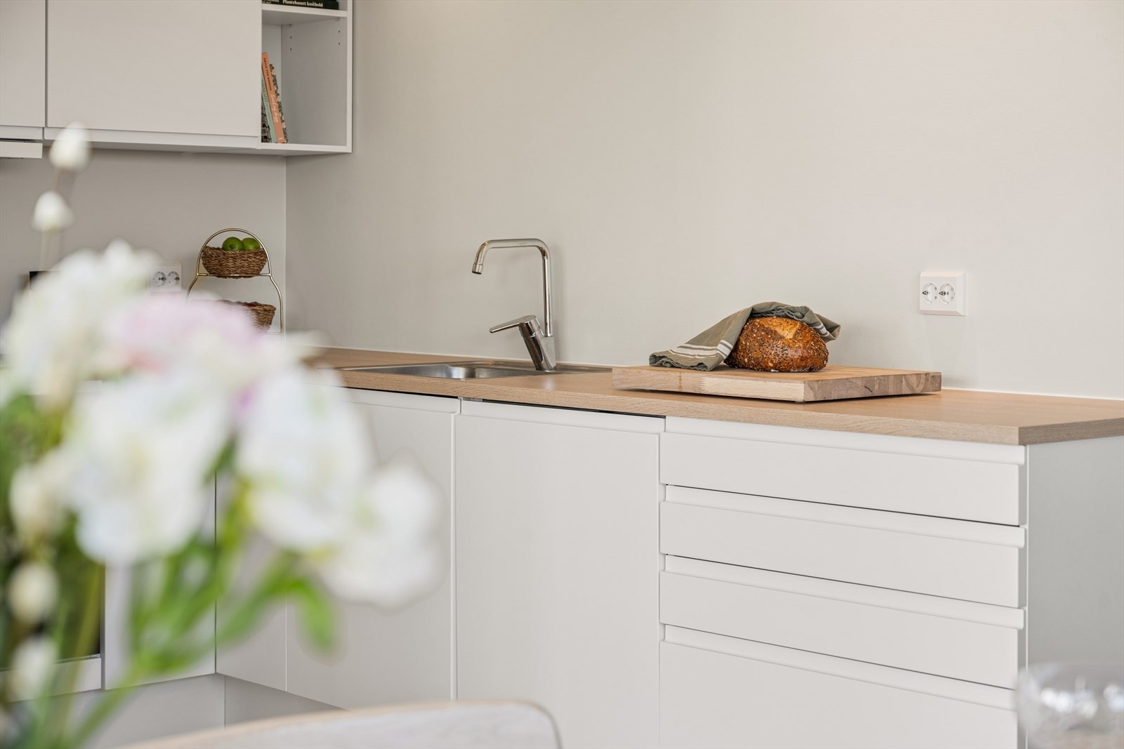 Benkeplaten i laminat gir gode arbeidsflater. Kjøkkenet er sikret med både komfyrvakt og vannstoppsystem. Galleribilde