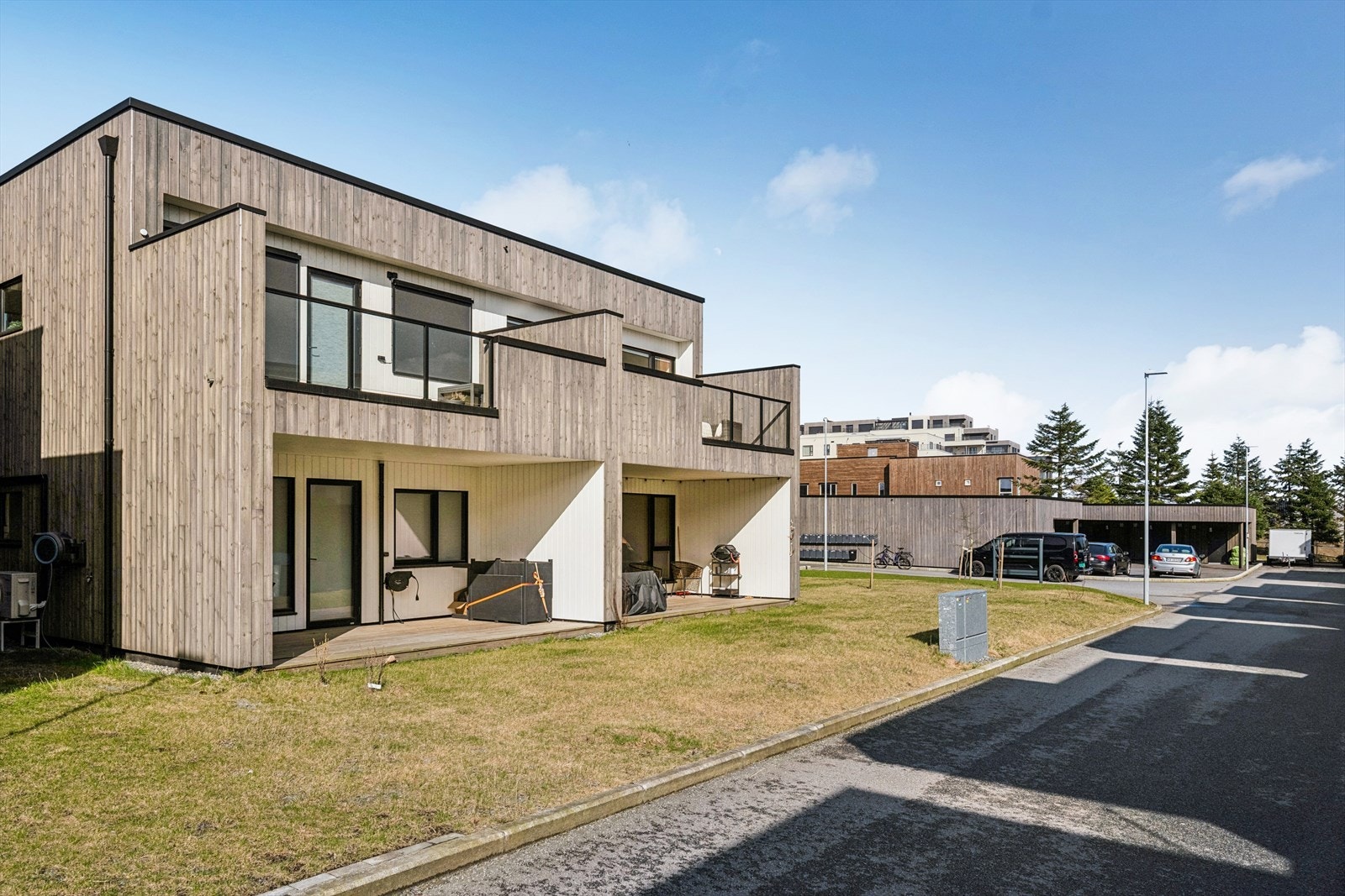 Velkommen til Eskerhagen 18! Dette er en nyere leilighet i en firemannsbolig fra 2025 med fasade i stående bordkledning. Galleribilde