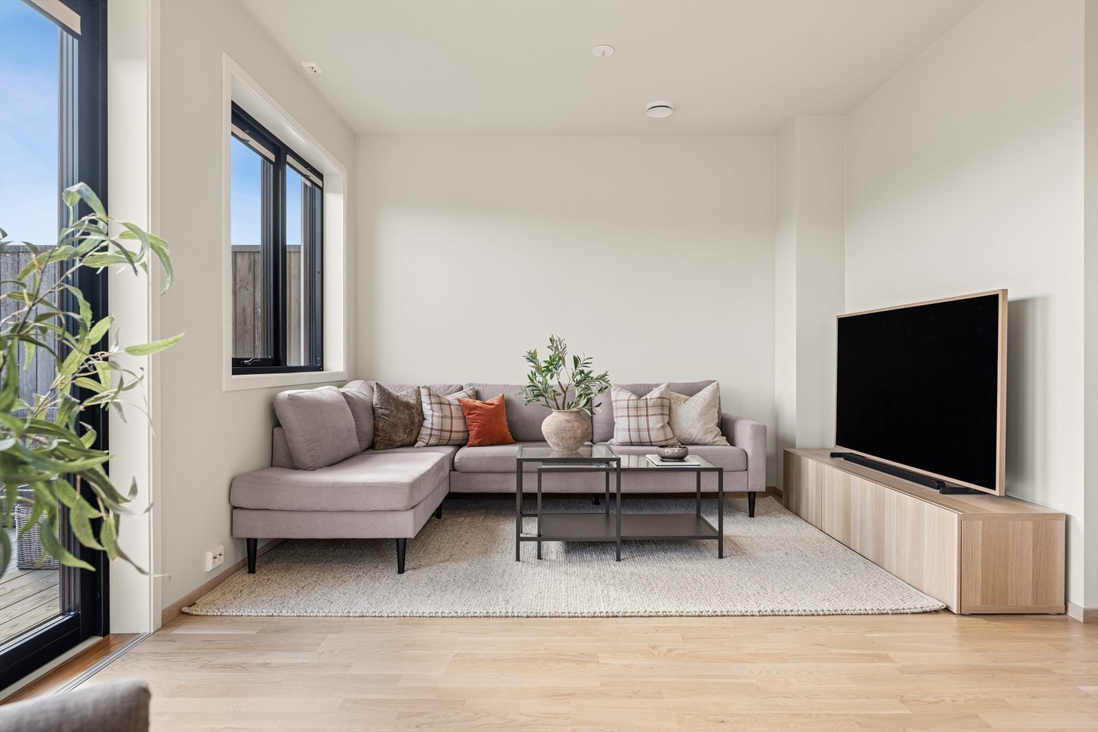 Stuen har god plass til en romslig sofagruppe. Oppvarming skjer via vannbåren varme med viftekonvektor. Galleribilde