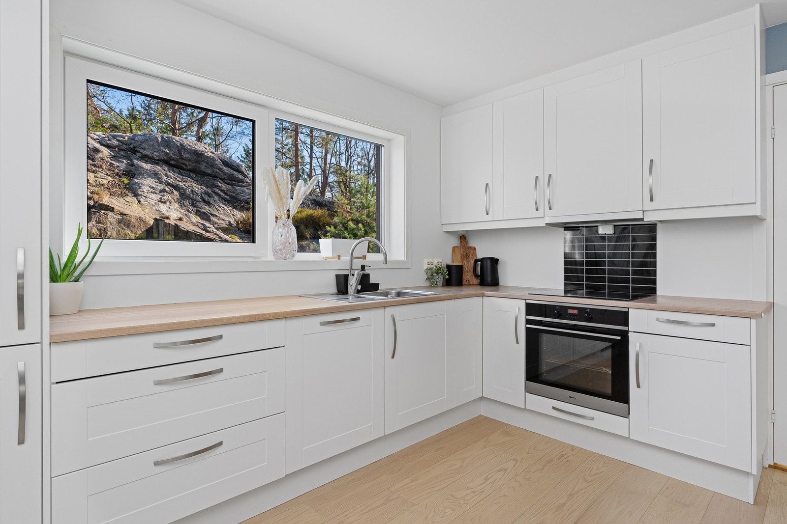 Her er det god plass til oppbevaring og matlaging. Galleribilde
