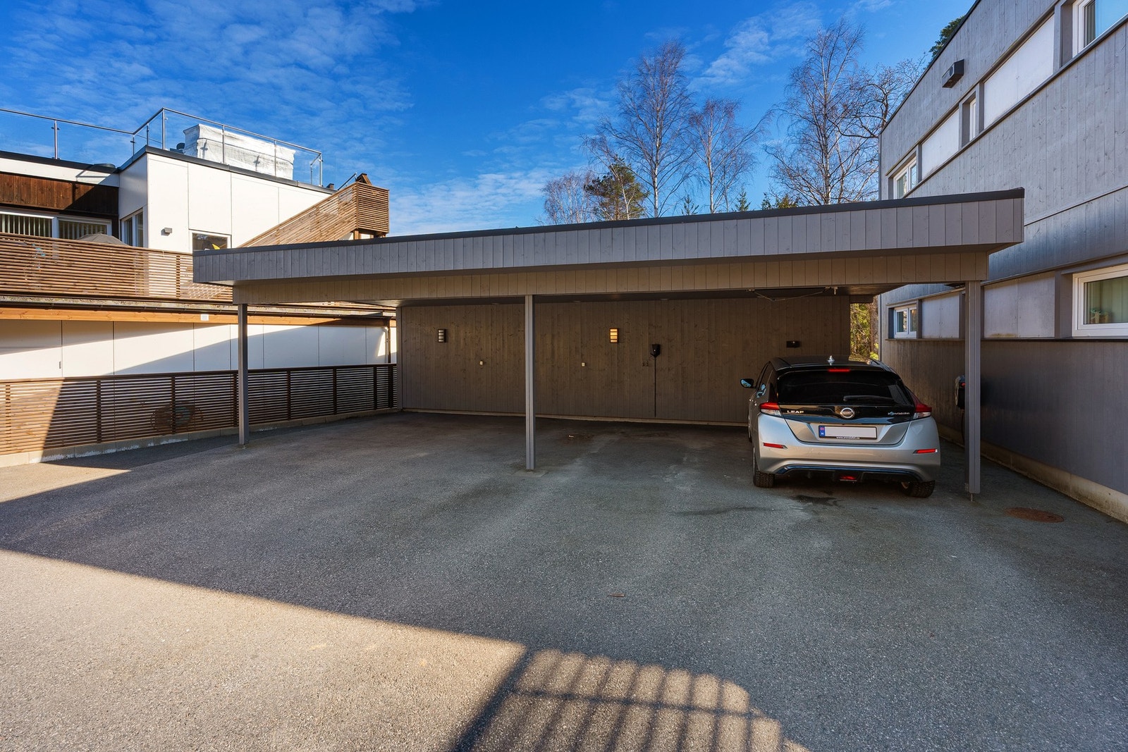 Leiligheten har egen plass i carport med elbil-lader. Galleribilde