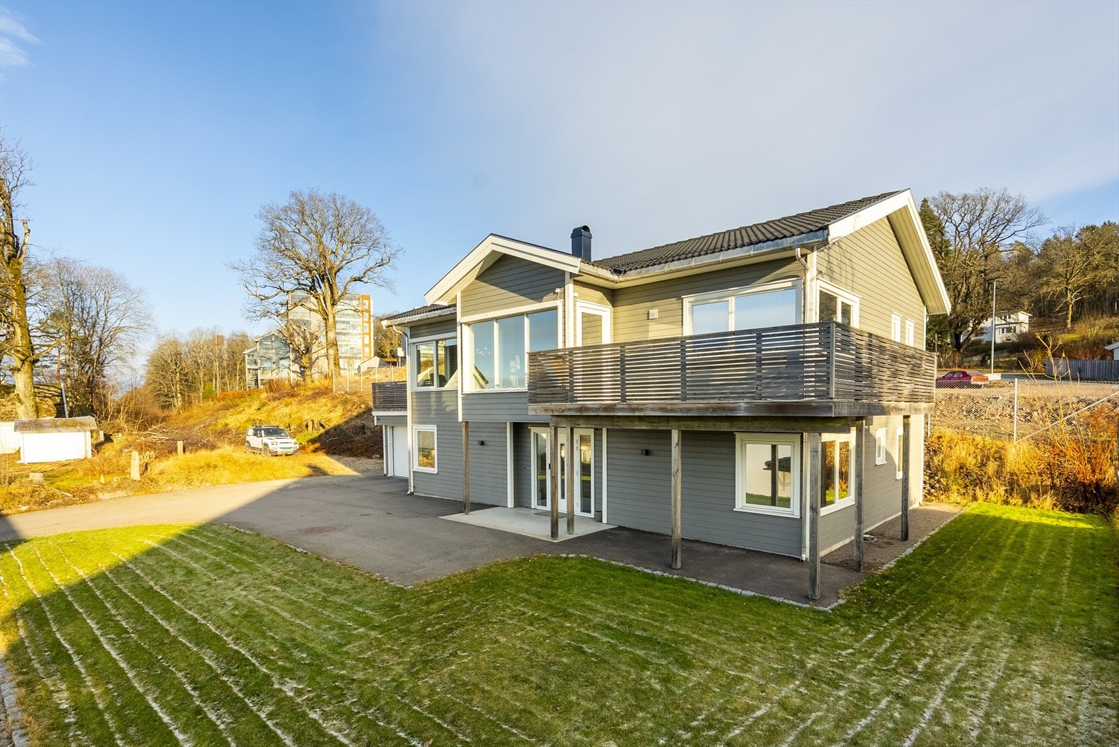 Flott fasade med romslig terrasse, store vindusflater og utgang fra begge etasjer. Galleribilde