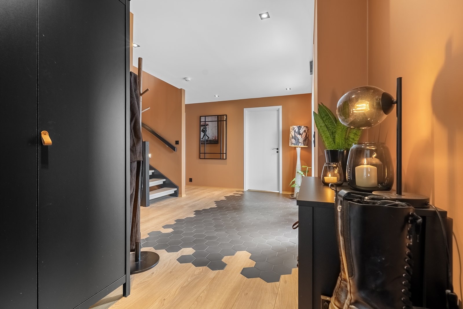 Romslig hall med moderne uttrykk, gjennomtenkte detaljer og praktisk adkomst til øvrige rom i 1. etasje. Galleribilde