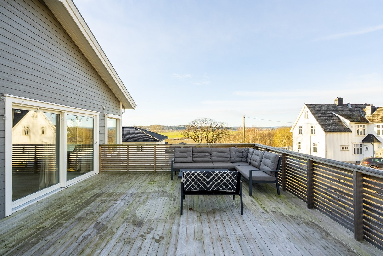 Romslig terrasse med svært gode solforhold og fantastisk utsikt over nærområdet. Galleribilde