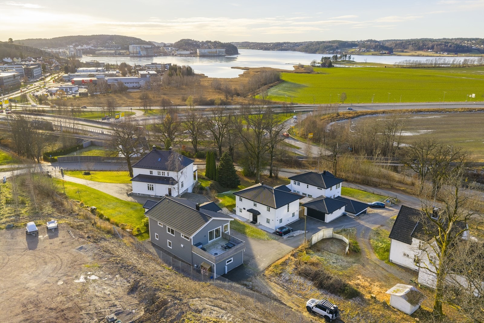 Trivelig nabolag med rolige omgivelser og kort vei til servicetilbud og natur. Galleribilde