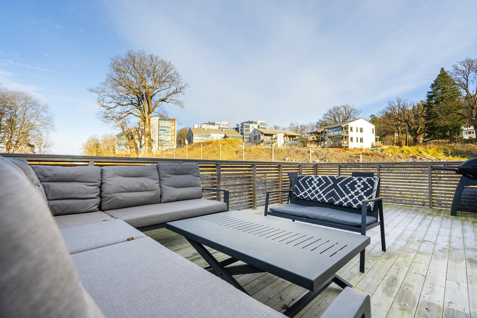 Innbydende loungeområde på den store terrassen - perfekt for avslapning og sosiale kvelder. Galleribilde