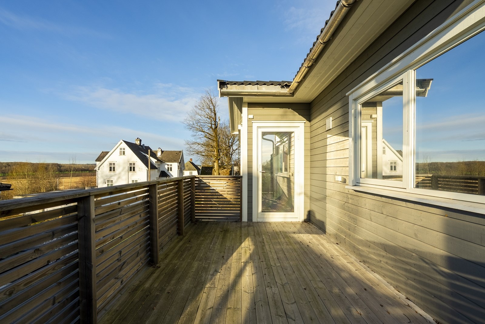 Solrik og skjermet terrasse med god plass til utemøbler og direkte adkomst fra kjøkken/spisestue. Galleribilde