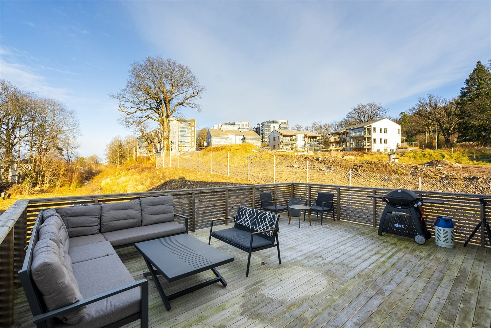 Stor og skjermet terrasse med plass til både loungesone, grill og spiseplass. Galleribilde