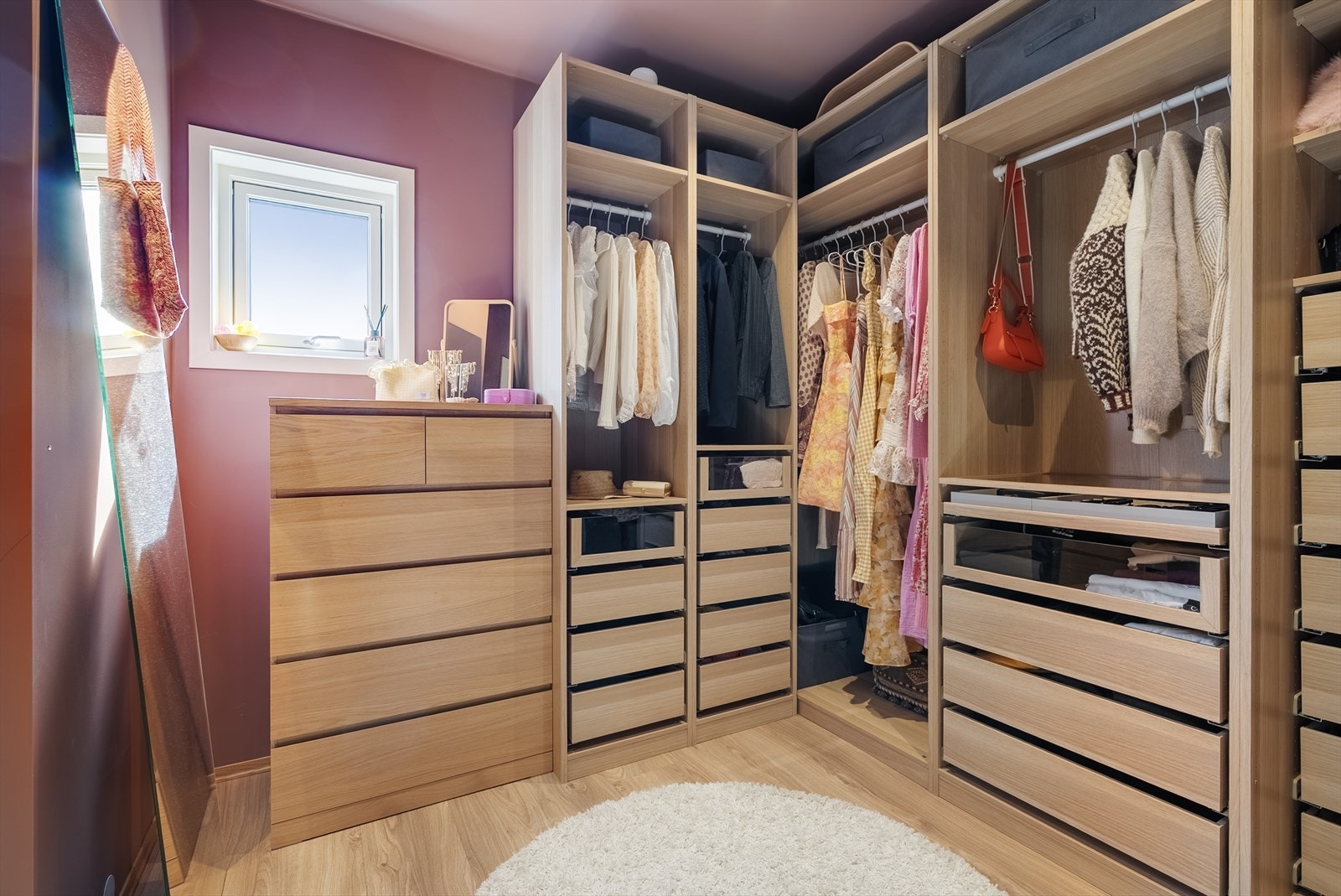 Romslig walk-in garderobe med smart oppbevaring og god oversikt Galleribilde