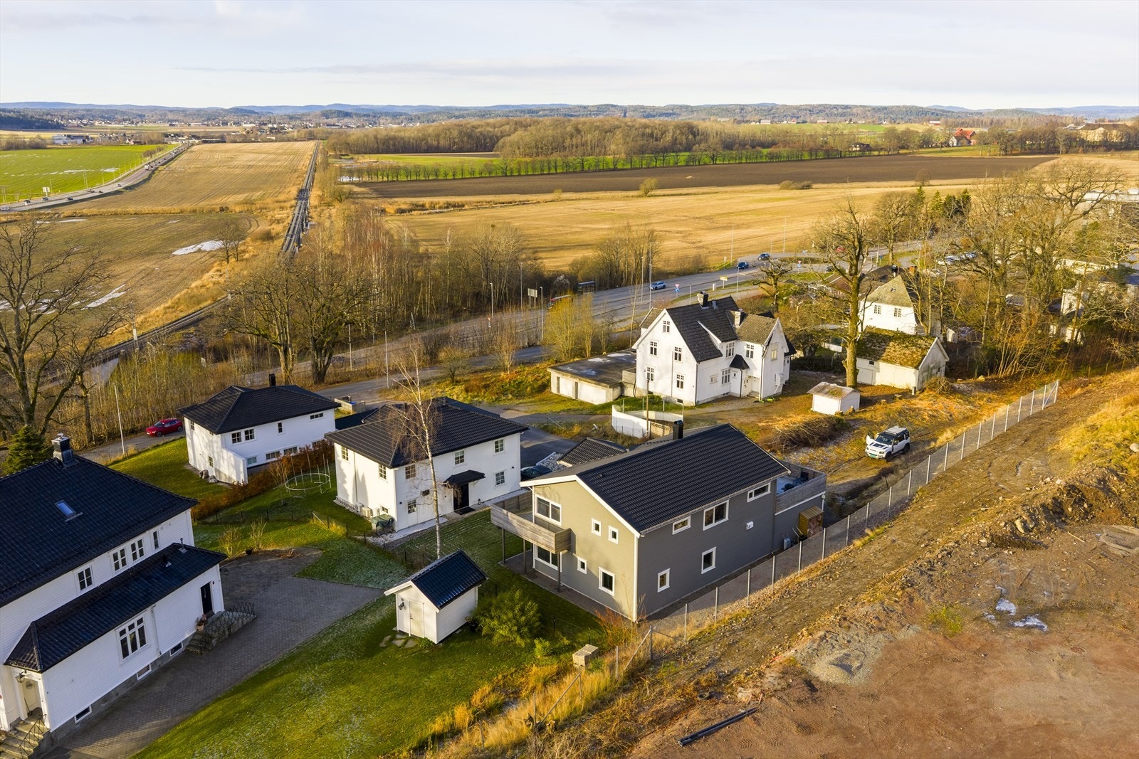 Landlig og fredelig nærområde med fine turområder og gode solforhold. Galleribilde