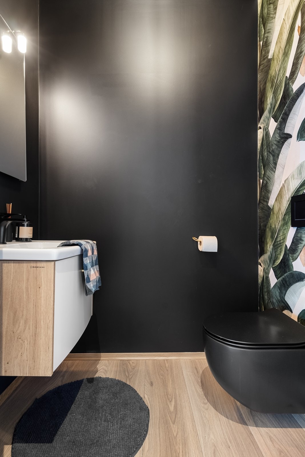 Stilrent toalettrom med moderne uttrykk, kontrastvegger og delikate materialvalg. Galleribilde