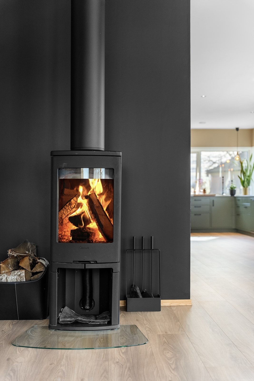 Moderne vedovn som gir både varme og ekstra hygge til oppholdsrommet. Galleribilde