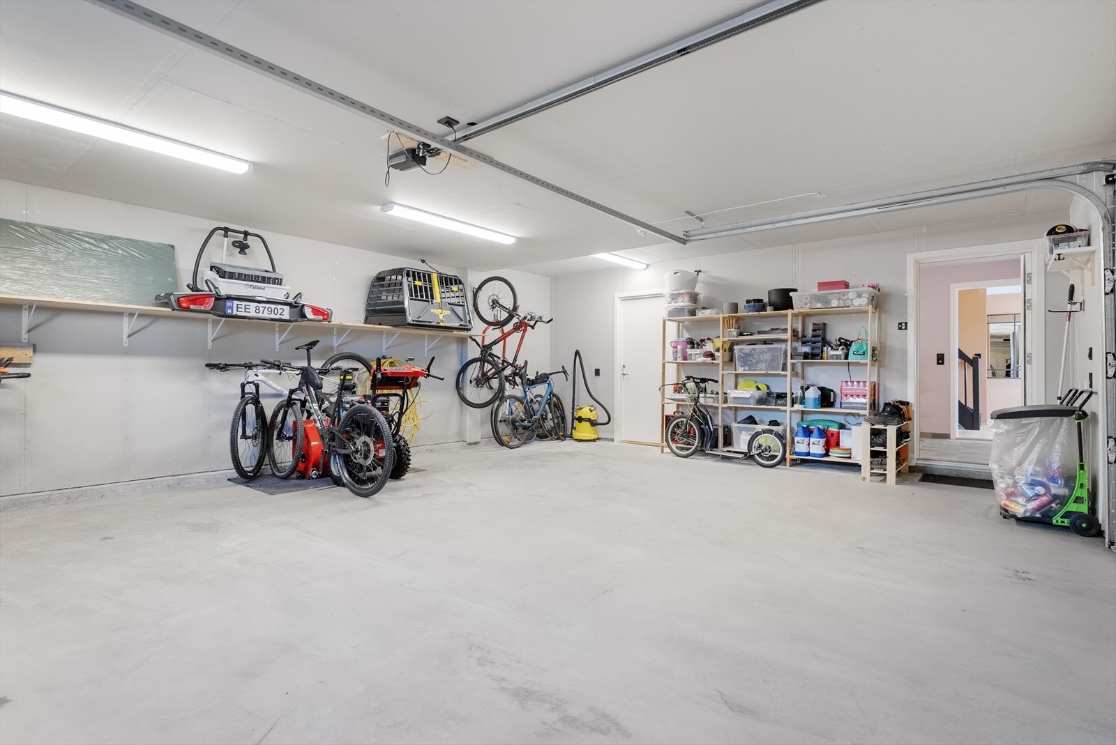 Stor dobbelgarasje med god takhøyde, solide hyller og plass til både bil, sykler og utstyr. Gå tørrskodd inn og ut av huset! Galleribilde