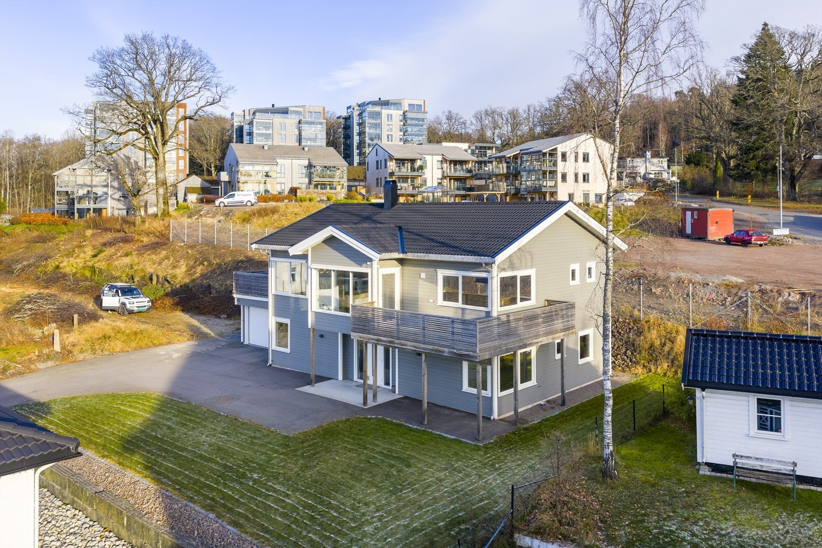 Flott arkitektur, gode solforhold og romslige uteområder rundt hele boligen. Galleribilde