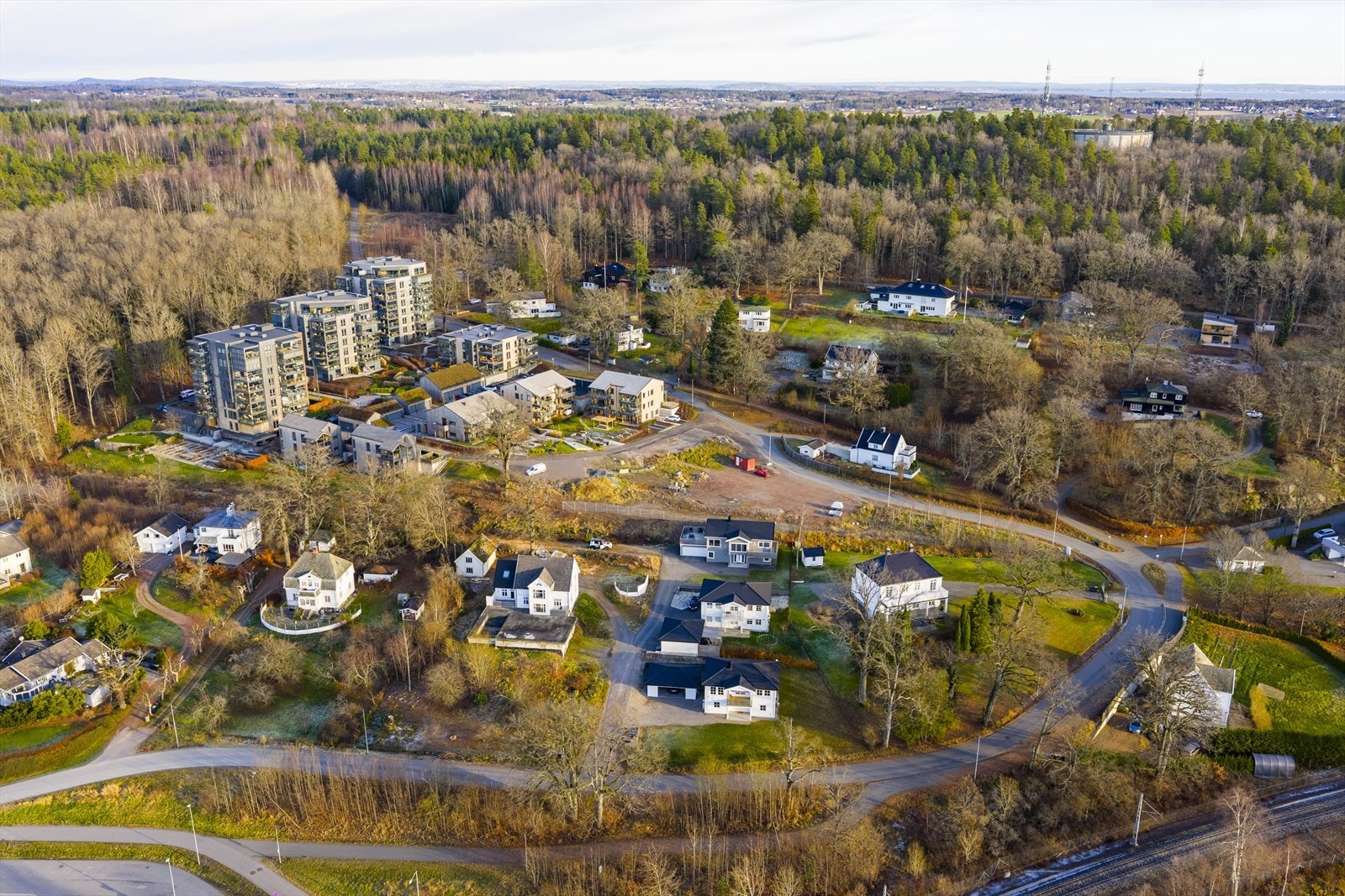 Flott oversiktsbilde som viser det rolige og etablerte boligområdet med kort vei til både natur og byliv. Galleribilde
