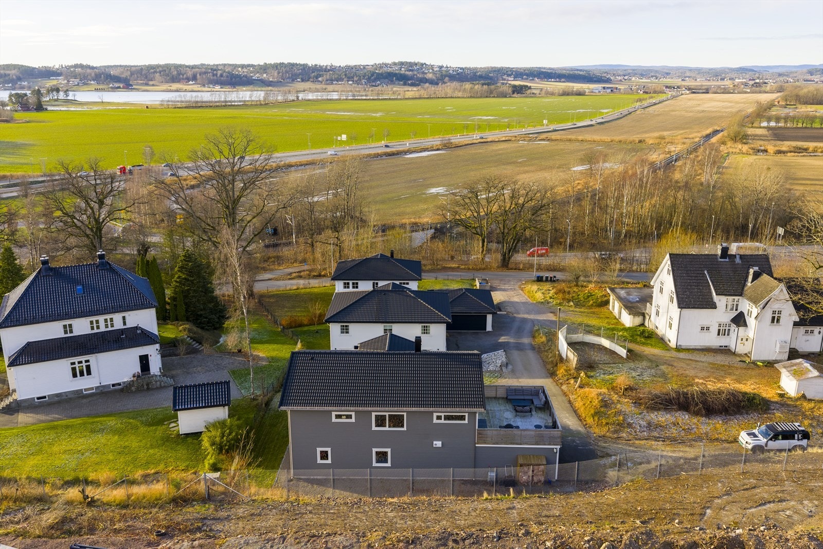 Nydelig utsikt mot åpne jorder og landlige omgivelser - stille og fredelig beliggenhet. Galleribilde