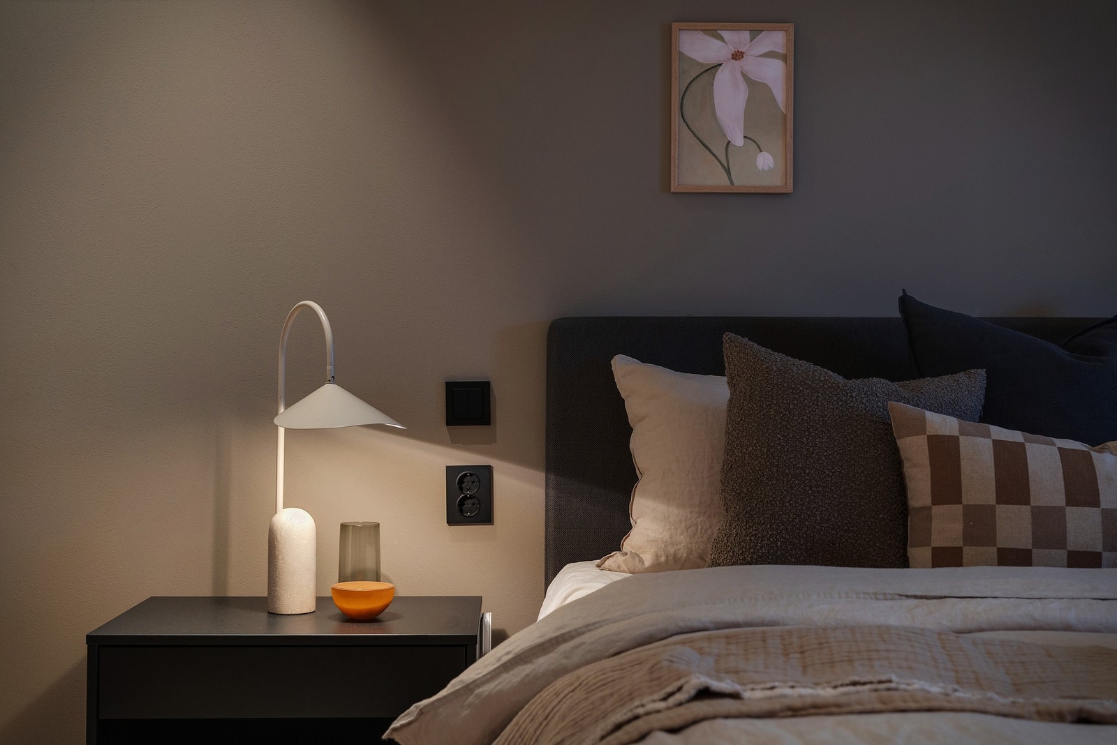 - Praktisk plasserte stikkontakter og lysbrytere gjør det enkelt å slukke lyset i hele leiligheten - direkte fra sengen. - Galleribilde