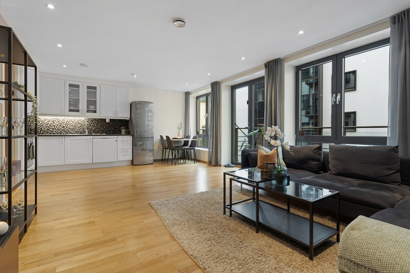 Åpen løsning mot kjøkkenet gir leiligheten et moderne preg. Galleribilde