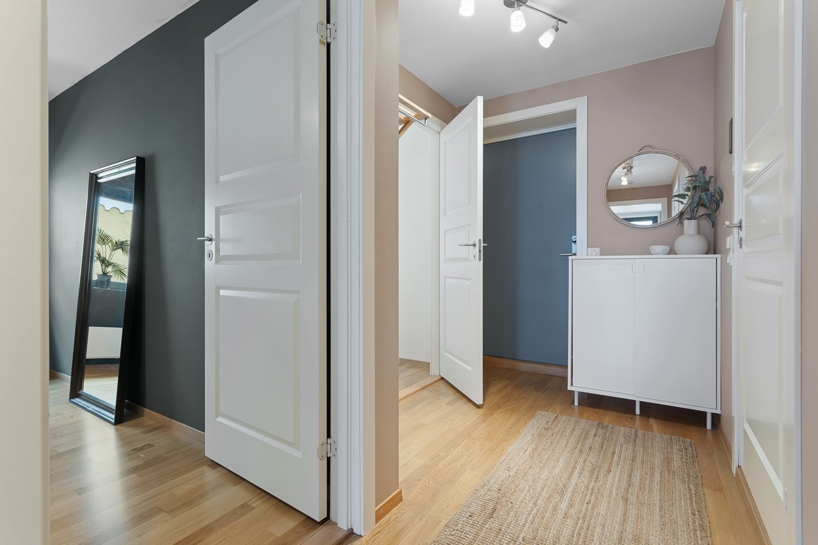 Leiligheten har klassisk eikeparkett på gulv i alle oppholdsrom. Galleribilde